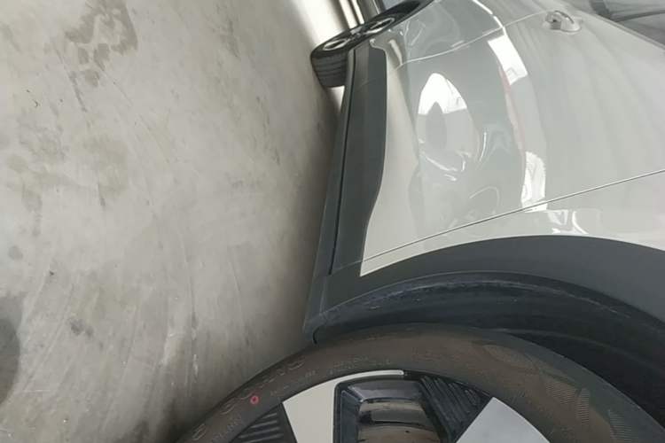Used Wuling Bingo PLUS 2024 330 km Range Five-Seater Version Right Side Sill