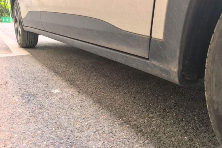 Used Wuling Bingo PLUS 2024 330 km Range Five-Seater Version Right Side Sill