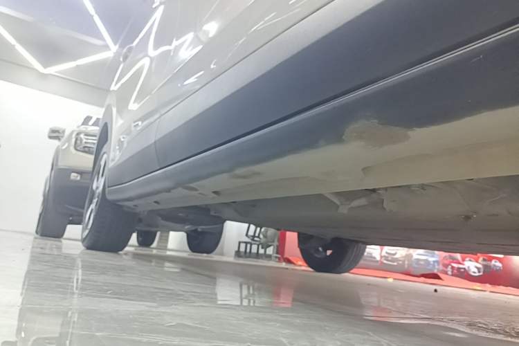 Used Wuling Bingo PLUS 2024 330 km Range Five-Seater Version Right Side Sill