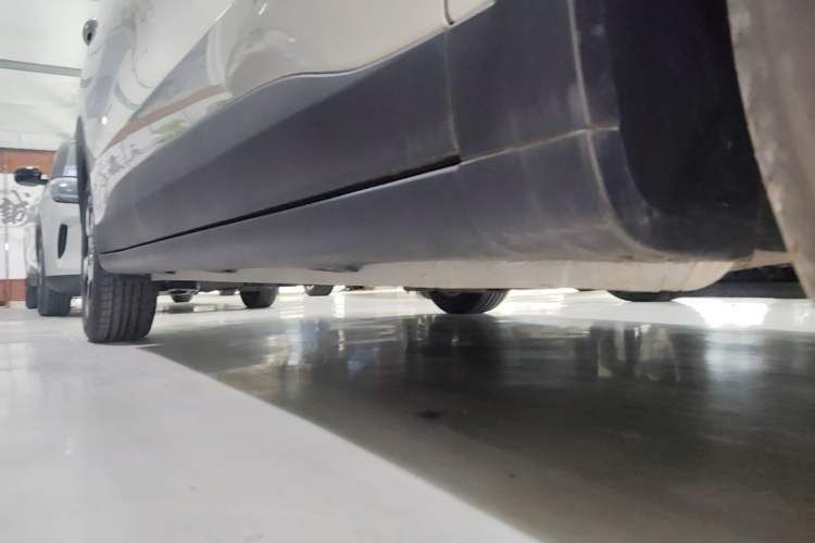 Used Wuling Bingo PLUS 2024 330 km Range Five-Seater Version Right Side Sill