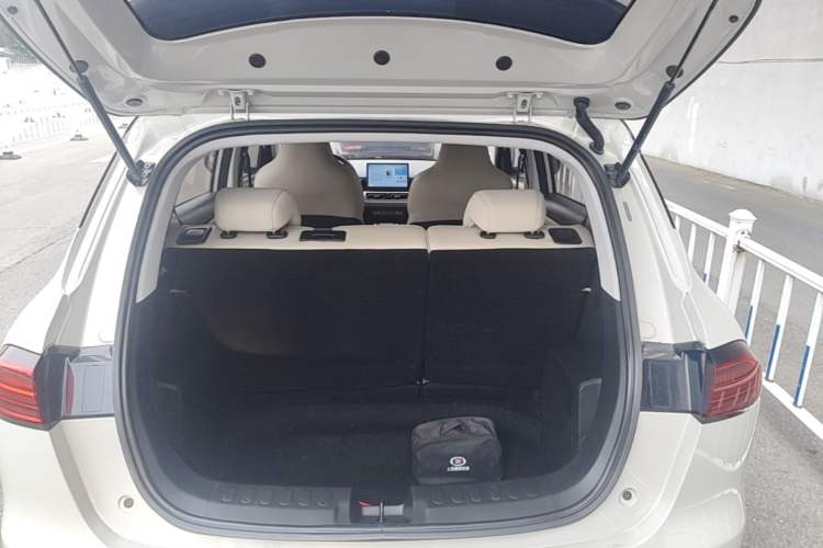 Used Wuling Bingo PLUS 2024 330 km Range Five-Seater Version Trunk