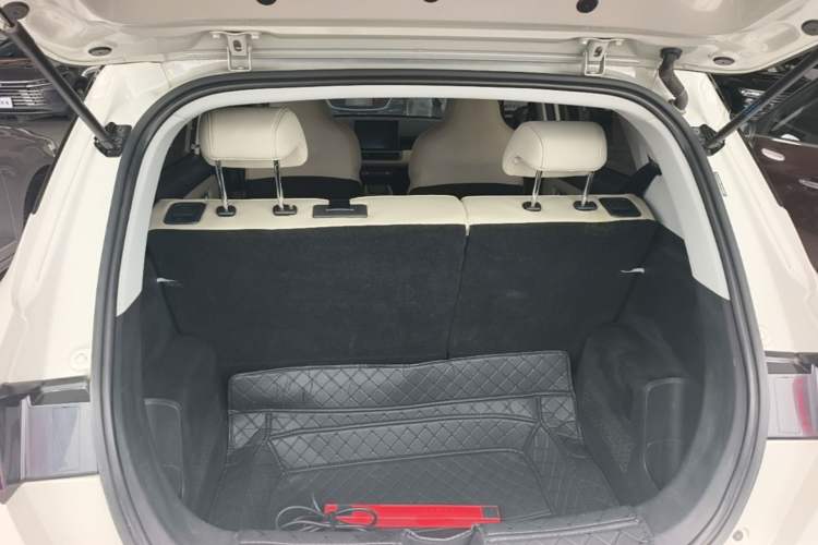 Used Wuling Bingo PLUS 2024 330 km Range Five-Seater Version Trunk
