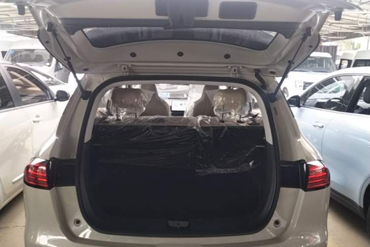 Used Wuling Bingo PLUS 2024 330 km Range Five-Seater Version Trunk