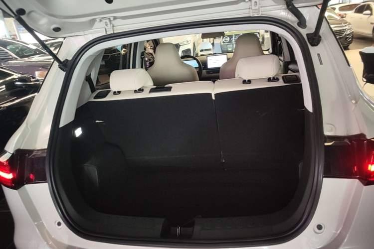 Used Wuling Bingo PLUS 2024 401 km Range 5-Seater Version Trunk