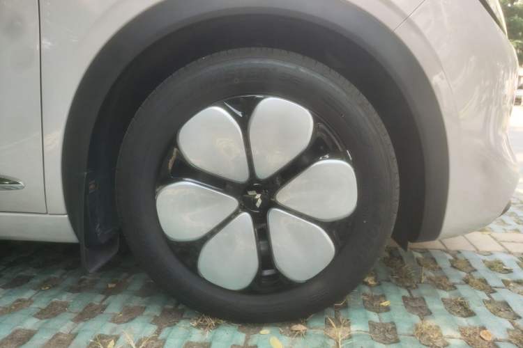 Used Wuling Bingo Pro 2026 Model 403km Deluxe Edition Right Front Wheel Hub