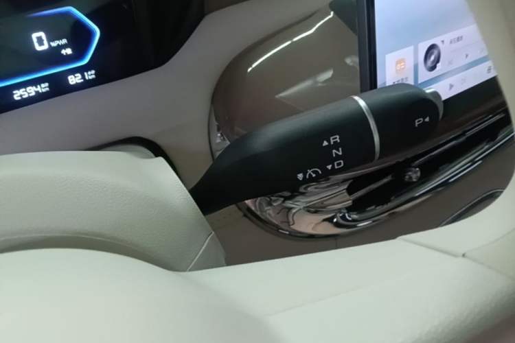 Used Wuling Bingo Pro 2026 Model 330km Deluxe Edition Gear Lever