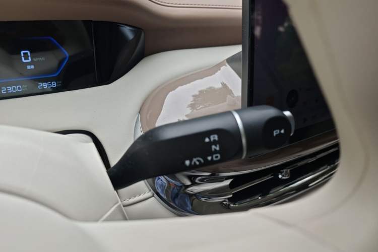 Used Wuling Bingo Pro 2026 Model 330km Deluxe Edition Gear Lever