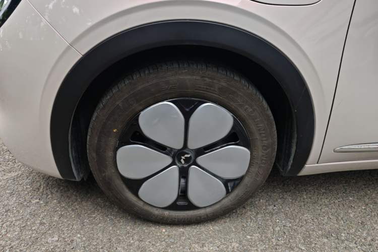 Used Wuling Bingo Pro 2026 Model 330km Deluxe Edition Left Front Wheel Hub