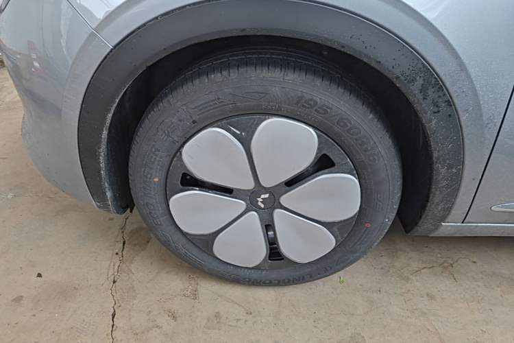 Used Wuling Bingo Pro 2026 Model 330km Flagship Edition Left Front Wheel Hub