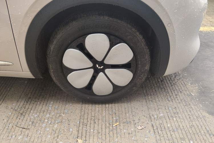 Used Wuling Bingo Pro 2026 Model 330km Flagship Edition Right Front Wheel Hub