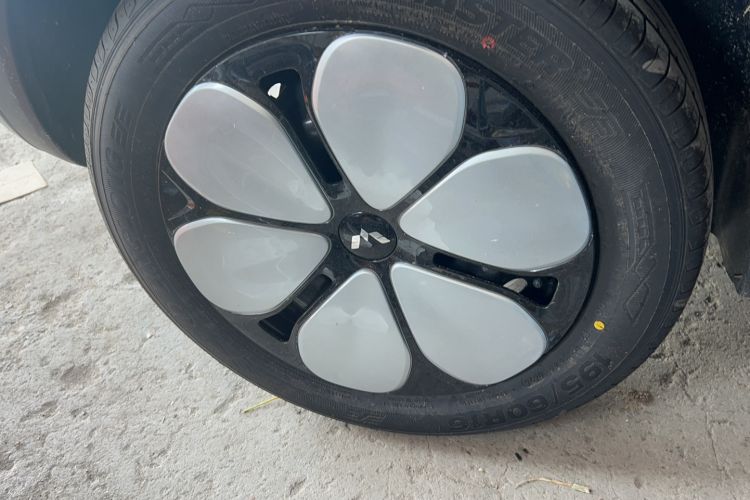 Used Wuling Bingo Pro 2026 Model 403km Flagship Edition Right Rear Wheel Hub