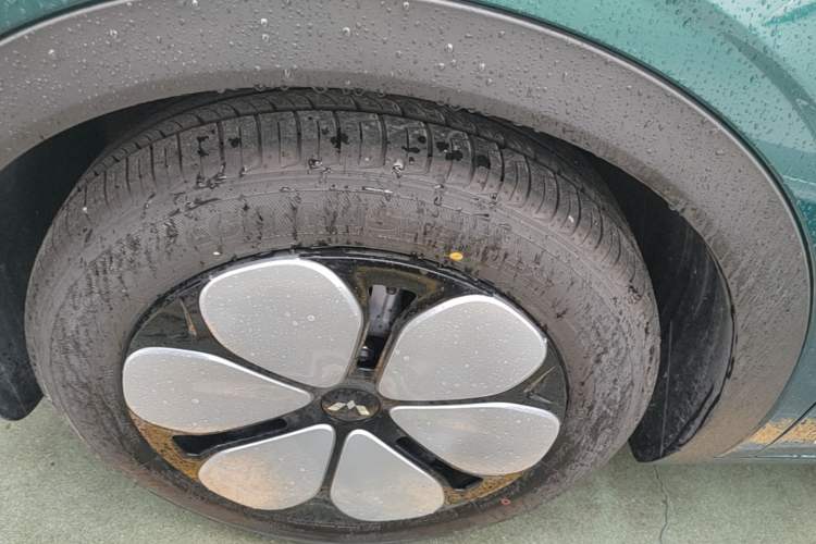 Used Wuling Bingo Pro 2026 Model 403km Flagship Edition Left Front Wheel Hub