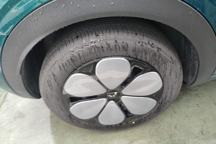 Used Wuling Bingo Pro 2026 Model 403km Flagship Edition Right Rear Wheel Hub