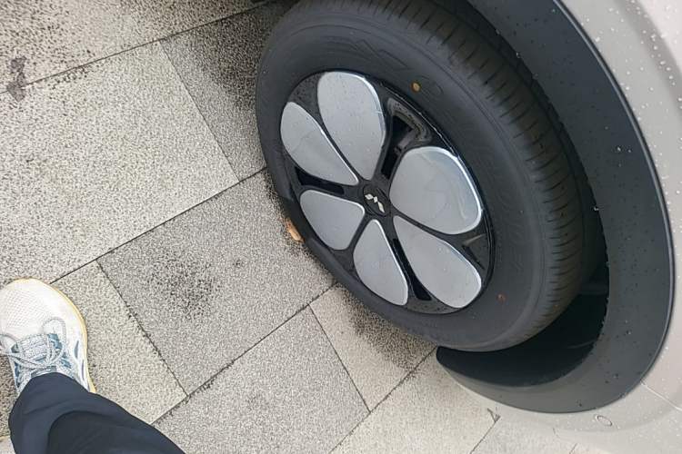 Used Wuling Bingo Pro 2026 Model 330km Flagship Edition Right Front Wheel Hub