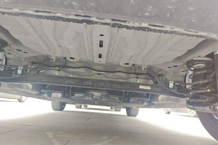 Used Wuling Bingo Pro 2026 Model 330km Deluxe Edition Chassis Rear