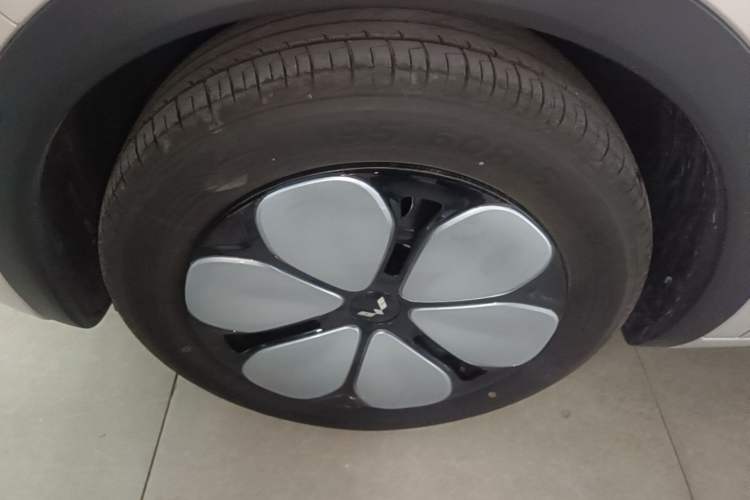 Used Wuling Bingo Pro 2026 Model 330km Flagship Edition Left Front Wheel Hub
