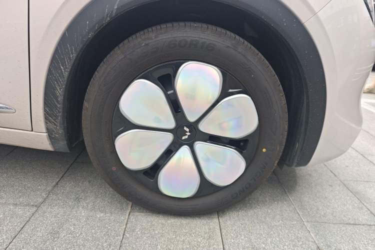 Used Wuling Bingo Pro 2026 Model 330km Deluxe Edition Right Front Wheel Hub