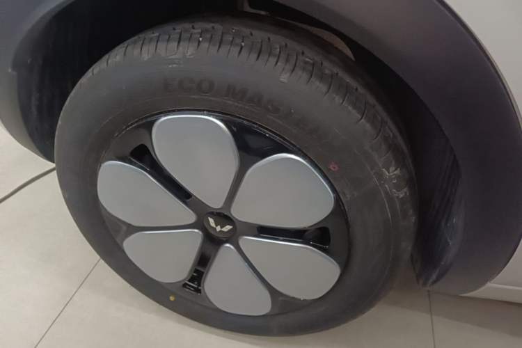 Used Wuling Bingo Pro 2026 Model 330km Flagship Edition Right Rear Wheel Hub