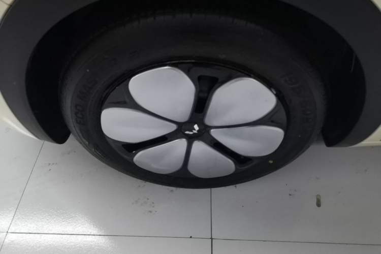 Used Wuling Bingo Pro 2026 Model 403km Flagship Edition Left Front Wheel Hub
