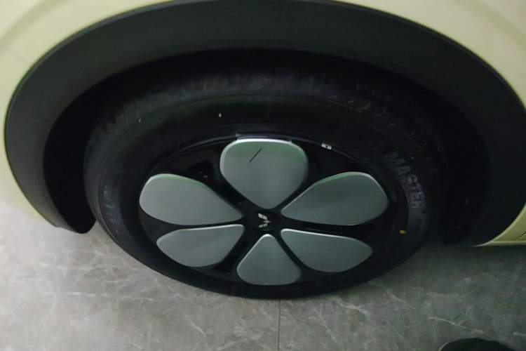 Used Wuling Bingo Pro 2026 Model 403km Flagship Edition Left Front Wheel Hub
