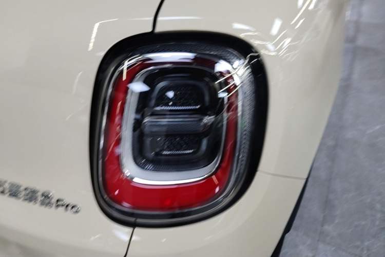 Used Wuling Bingo Pro 2026 Model 403km Flagship Edition Right Rear Taillight