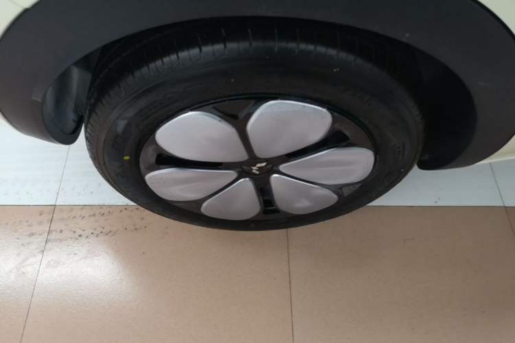 Used Wuling Bingo Pro 2026 Model 403km Flagship Edition Right Rear Wheel Hub