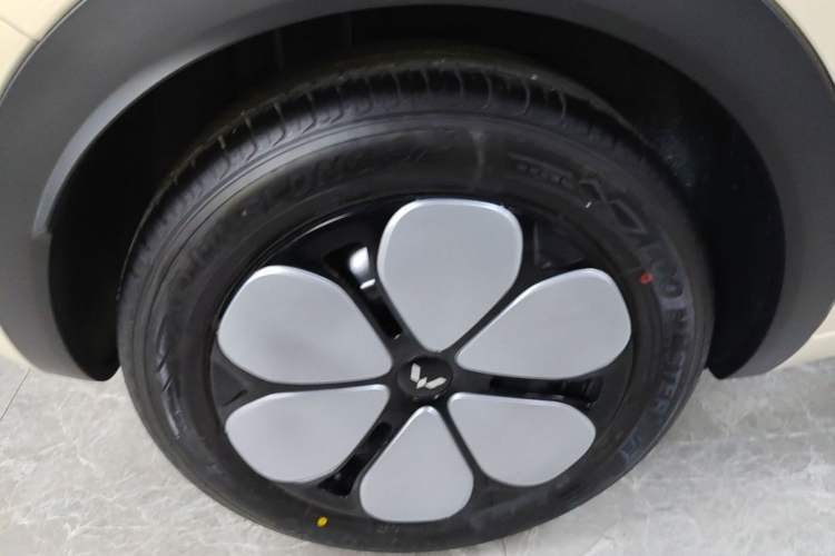Used Wuling Bingo Pro 2026 Model 403km Flagship Edition Right Rear Wheel Hub