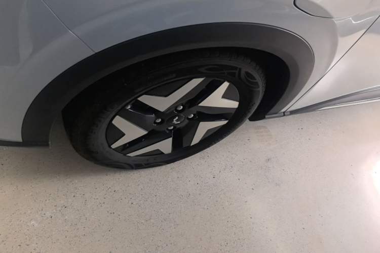 Used Wuling Bingo S 2025 Model 430km Flagship Edition Left Front Wheel Hub