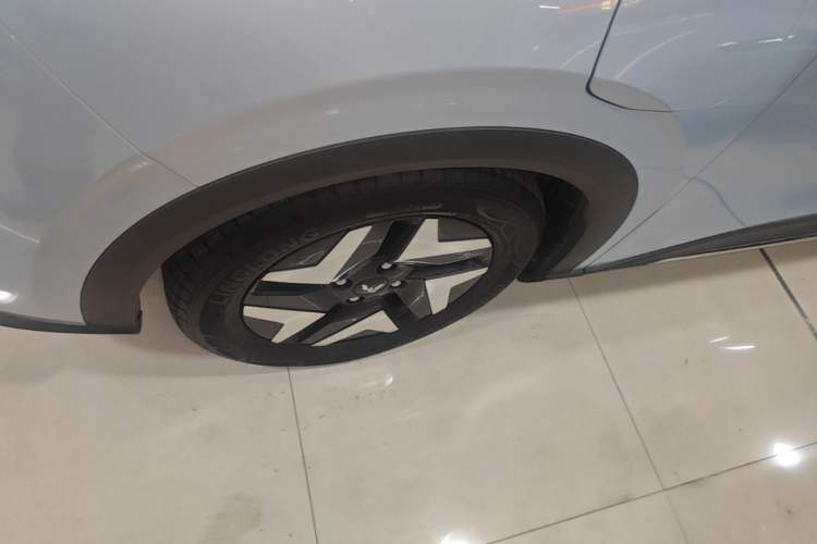 Used Wuling Bingo S 2025 Model 430km Flagship Edition Left Front Wheel Hub