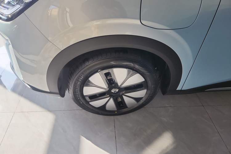 Used Wuling Bingo S 2025 Model 325km Deluxe Edition Left Front Wheel Hub
