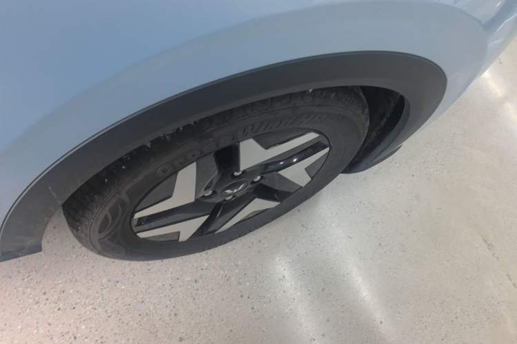 Used Wuling Bingo S 2025 Model 430km Flagship Edition Right Rear Wheel Hub