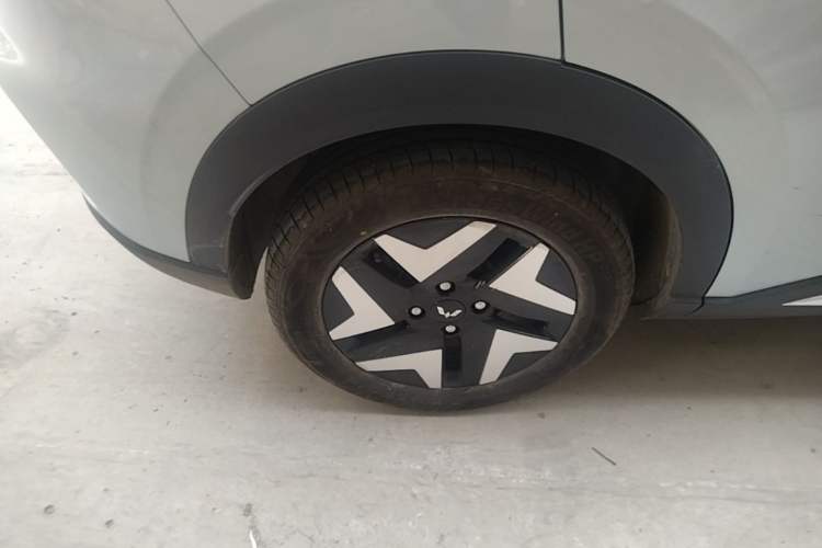 Used Wuling Bingo S 2025 Model 430km Flagship Edition Right Rear Wheel Hub