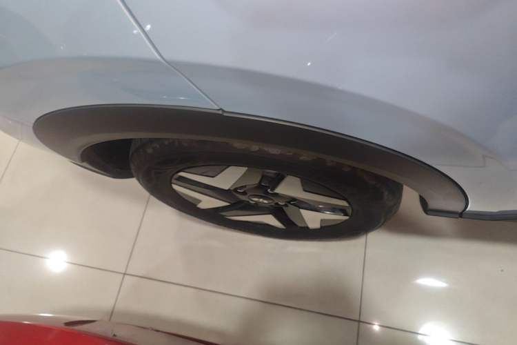 Used Wuling Bingo S 2025 Model 430km Flagship Edition Right Rear Wheel Hub
