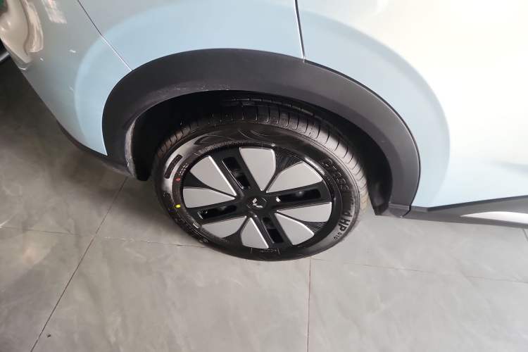 Used Wuling Bingo S 2025 Model 325km Deluxe Edition Right Rear Wheel Hub