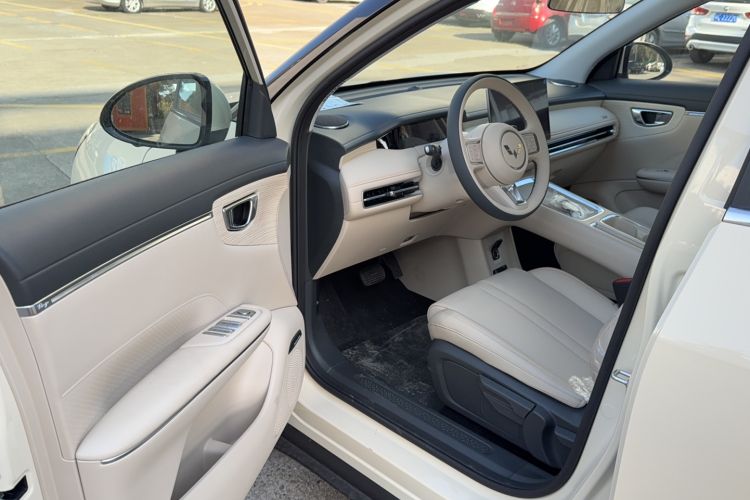 Used Wuling Bingo S 2025 Model 325km Deluxe Edition Interior 2