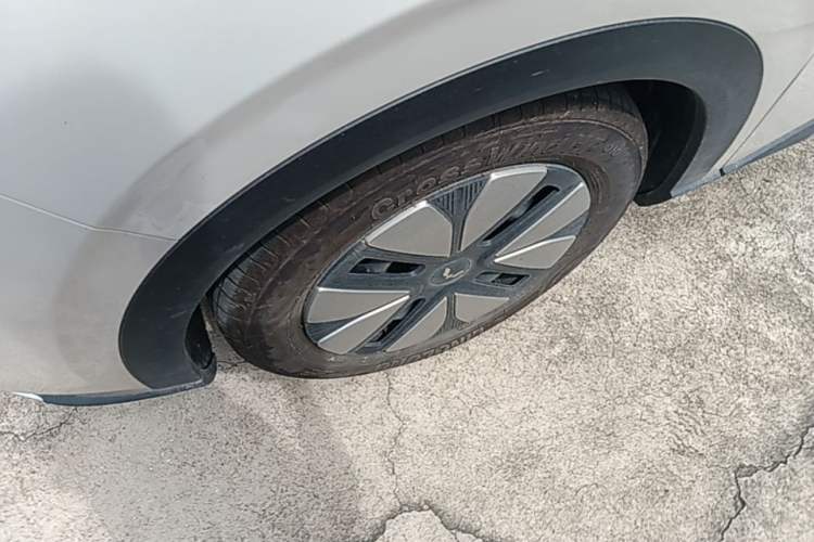 Used Wuling Bingo S 2025 Model 430km Deluxe Edition Left Front Wheel Hub
