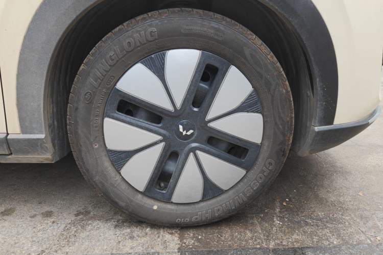 Used Wuling Bingo S 2025 Model 325km Deluxe Edition Right Front Wheel Hub
