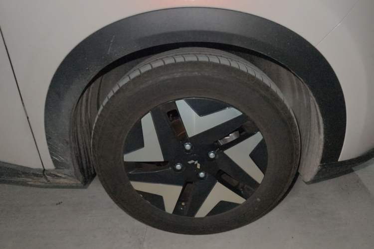 Used Wuling Bingo S 2025 Model 325km Flagship Edition Right Front Wheel Hub