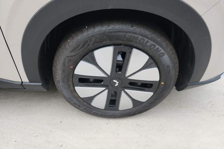 Used Wuling Bingo S 2025 Model 325km Deluxe Edition Right Front Wheel Hub