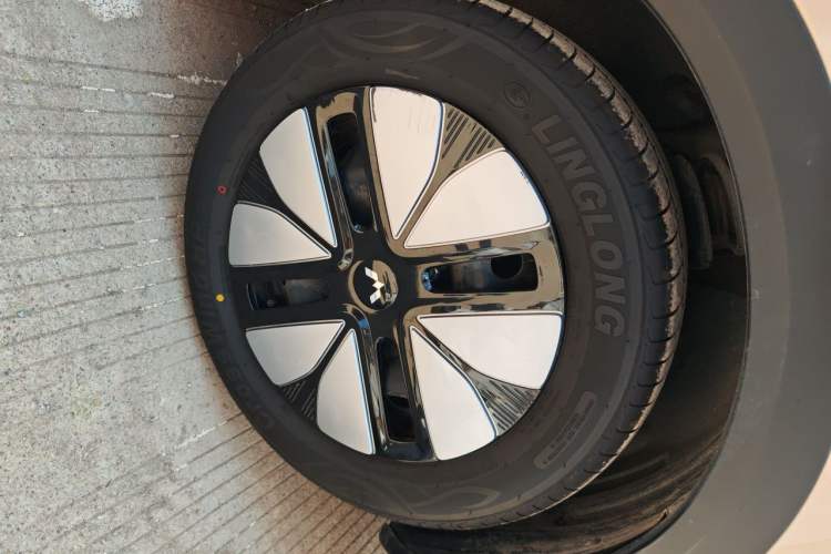 Used Wuling Bingo S 2025 Model 325km Deluxe Edition Right Front Wheel Hub