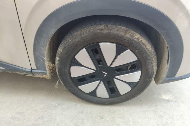 Used Wuling Bingo S 2025 Model 325km Deluxe Edition Right Front Wheel Hub