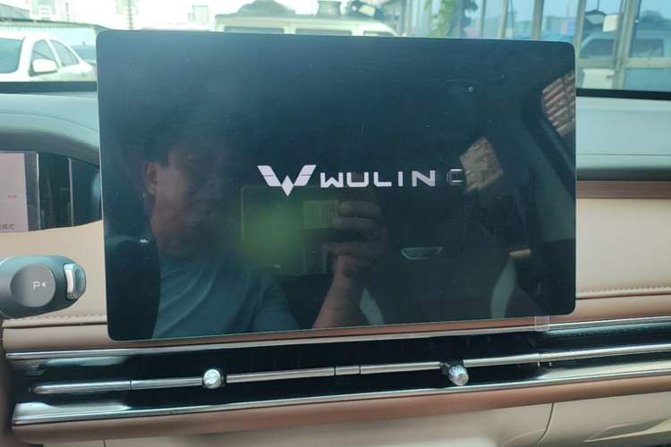 Used Wuling Bingo S 2025 Model 325km Deluxe Edition Audio And AC Panel