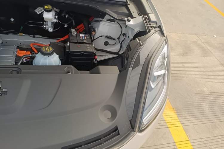 Used Wuling Bingo S 2025 Model 325km Flagship Edition Engine Bay Left