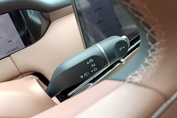 Used Wuling Bingo S 2025 Model 325km Deluxe Edition Gear Lever