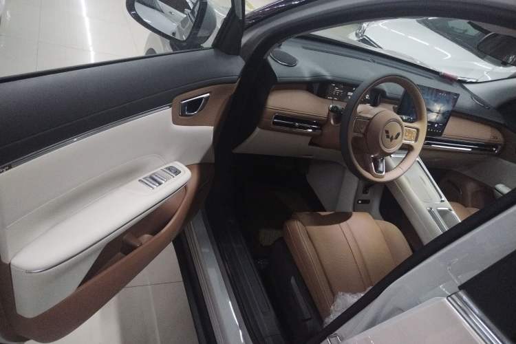 Used Wuling Bingo S 2025 Model 325km Deluxe Edition Interior 4