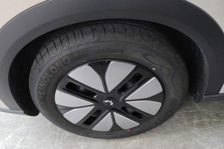 Used Wuling Bingo S 2025 Model 430km Deluxe Edition Left Front Wheel Hub