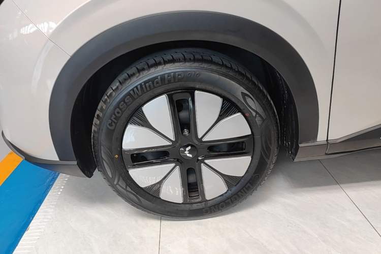 Used Wuling Bingo S 2025 Model 325km Deluxe Edition Left Front Wheel Hub