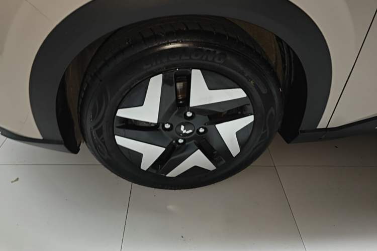 Used Wuling Bingo S 2025 Model 430km Flagship Edition Left Front Wheel Hub