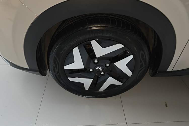 Used Wuling Bingo S 2025 Model 430km Flagship Edition Left Front Wheel Hub
