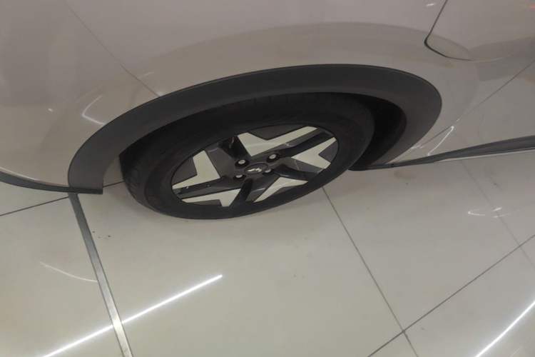 Used Wuling Bingo S 2025 Model 430km Flagship Edition Left Front Wheel Hub